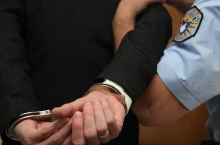 Arrestohen dy persona dhe sekuestrohen dy armë në Gjakovë