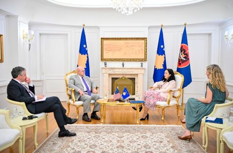 Osmani pret Hovenierin, shpreh shqetësimin për heqjen e vizave të serbëve me pasaporta ilegale