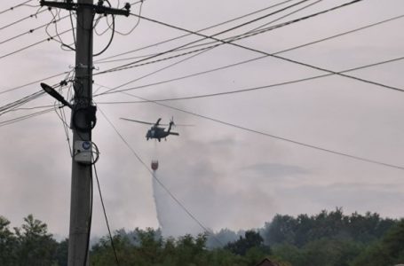 ​Dy fshatra ishin në rrezik, KFOR-i amerikan ndërhyri me dy helikopterë për ta shuar zjarrin
