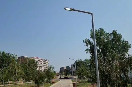 Dritat e ndezura edhe gjatë ditës, arsye ujitja e parkut