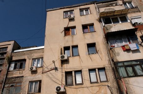 Disa objekte në qendër të qytetit, të rrezikshme e me pamje aspak të mirë