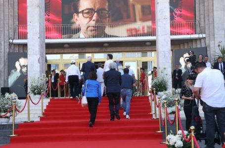 Homazhe në Tiranë në nderim të Kadaresë