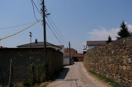 Banorët e fshatit Skivjan kërkojnë shtylla elektrike