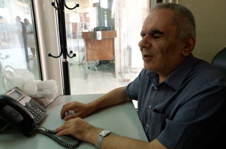 Afro gjysëm shekulli karrierë, historia e një personi të verbër të punësuar në komunën e Gjakovës
