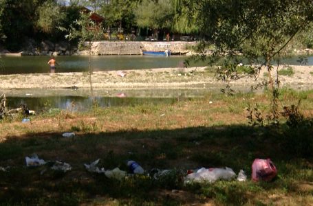 Disa vizitorë pushuan në brigjet e Drinit dhe mbeturinat i lanë aty