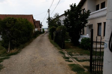 Rrugët përreth janë asfaltuar, por jo edhe rruga “Qazim Lleshi”
