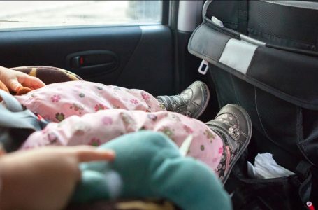 Babai harron vajzën 1 vjeçare në makinë, vdes nga i nxehti