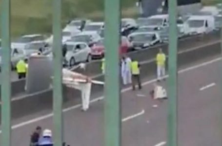 VIDEO/ Avioni humbet kontrollin dhe përfundon në autostradë
