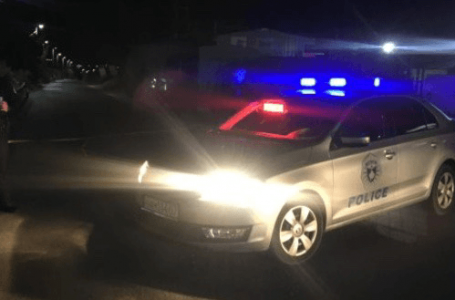 Policia në Gjakovë arreston katër persona pasi në automjetin e tyre me targa serbe u gjen thika dhe sëpatë
