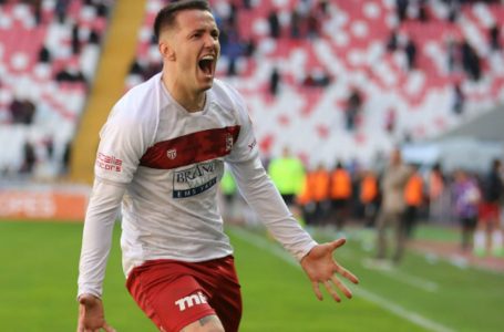 Manaj pritet në mënyrë fantastike nga fansat e Sivassporit