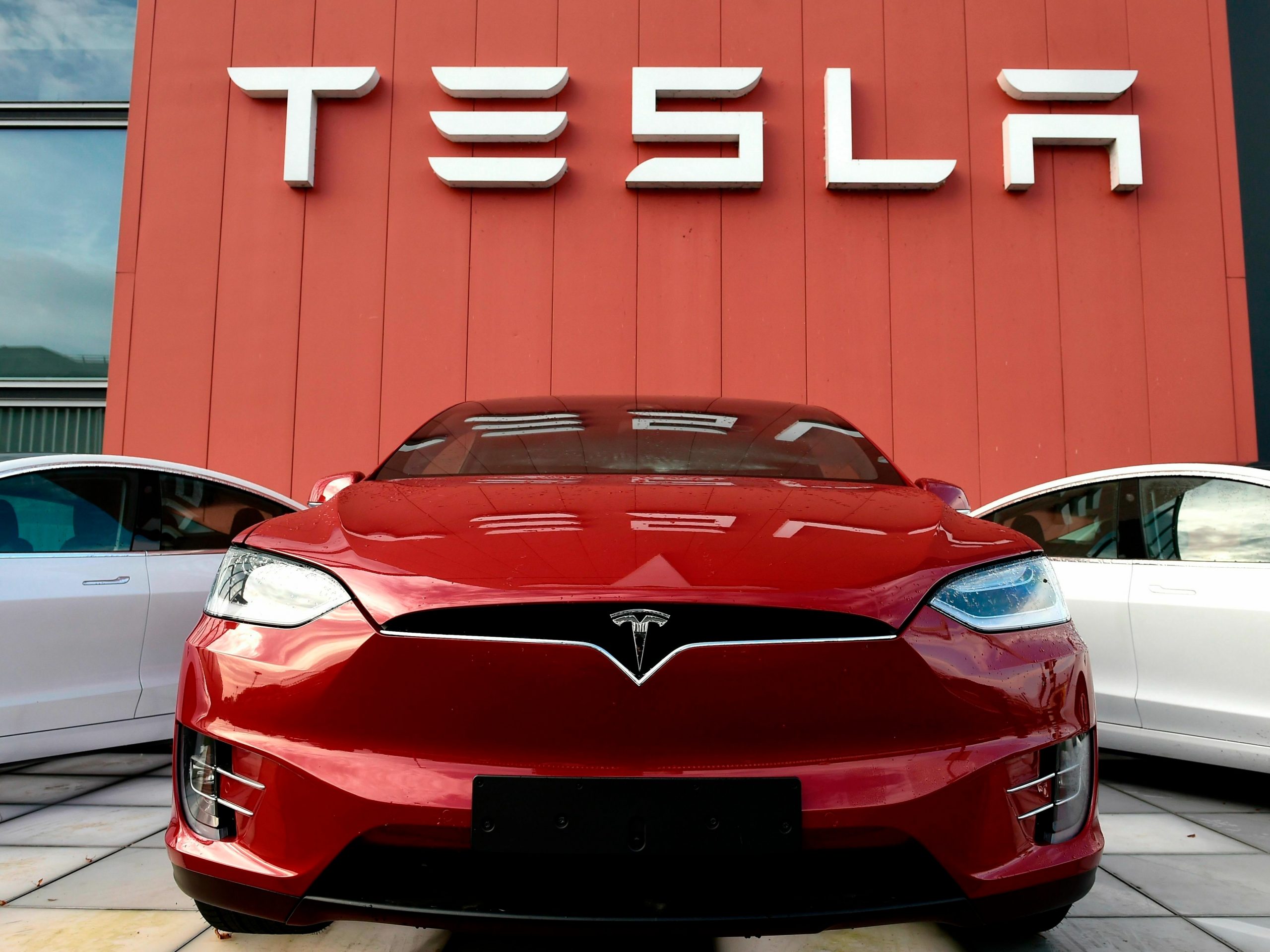 Tesla po humbet terren në nivel global?