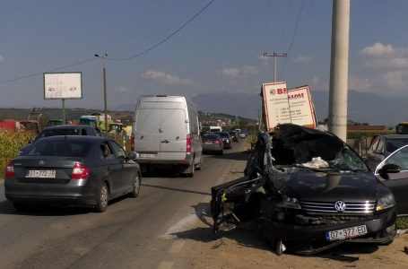 Tre të lënduar dhe dëme të konsiderueshme në aksidentin e ndodhur në magjistralen Gjakovë-Prizren