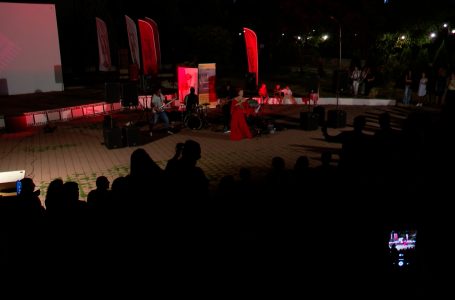 Nata e fundit e festivalit “Ditët e Shqiptarit” u mbyll me film dhe koncert