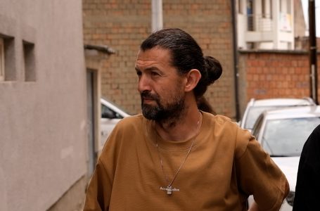 Fotografi Korenica veçon fotografinë e nënës Ferdonije Qerkezi