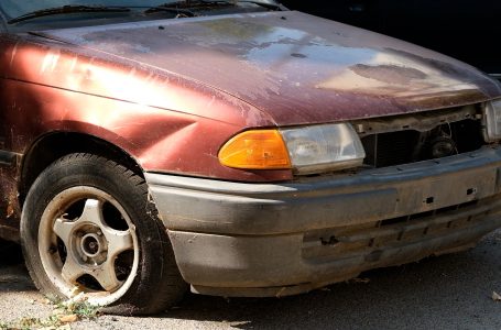 Makina të braktisura gjithandej qytetit, institucionet përgjegjëse nuk ndërmarrin asnjë veprim