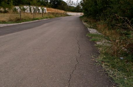 Banorët e fshatit Bitesh ankohen për asfaltin e dobët
