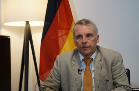 Ambasadori Rohde mbështet linjat e kuqe të KFOR-it për urën dhe kërkon shtensionim