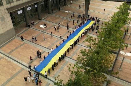Flamuri ukrainas 30 metra i gjatë u shpalos para Komisionit Evropian