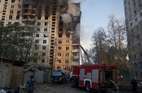 Bomba ruse godet një ndërtesë shumëkatëshe në Kharkiv të Ukrainës