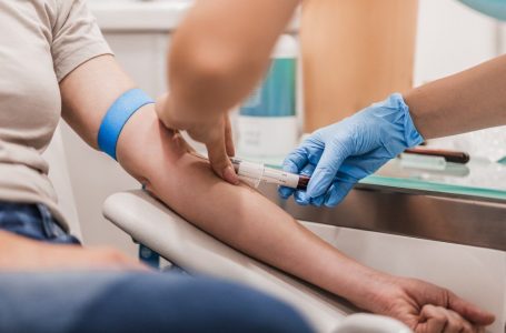 Një test i thjeshtë gjaku mund të parashikojë rrezikun e sëmundjeve të zemrës pas 30 vjetësh, zbulon studimi
