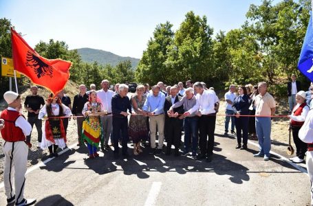 Inagurohet rruga që lidh Gjakovën me Krumën dhe Dobrunën në Shqipëri