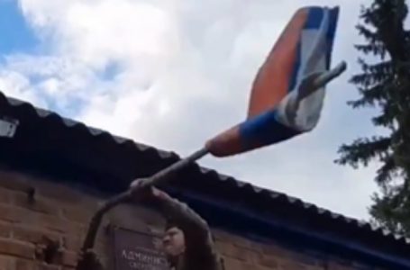 Ushtarët ukrainas largojnë flamurin rus nga ndërtesa në Kursk