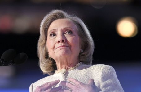 Hillary Clinton thotë se është koha që Kamala Harris të thyejë barrierat