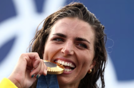 Pse olimpistët kafshojnë medaljet e arta?