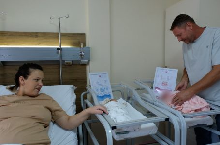 Në European Clinic pas 18 vitesh çifti nga Skënderaj bëhen prindër të binjakëve