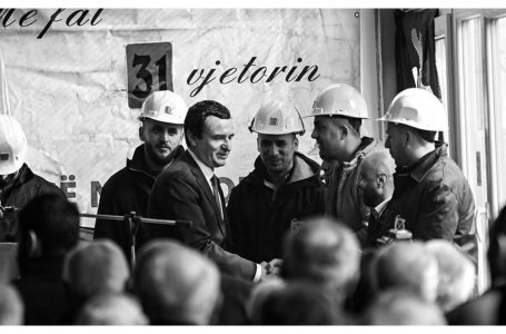 Minatorët pezullojnë protestën para Qeverisë