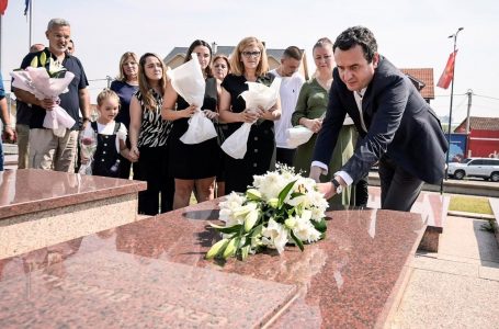 Kryeministri Kurti bën homazhe te varret e Cenë Dugollit e Fazli Greiçevcit