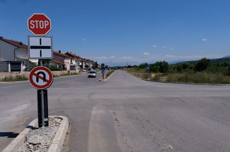 Përkundër shenjave të komunikacionit, në kryqëzimin “Bujar Roka” e “Ymer Pula” s’ ndalen aksidentet