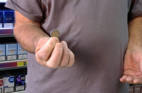 Monedhat e falsifikuara ende në qarkullim, blerësit dhe tregtarët ndihen të shqetësuar