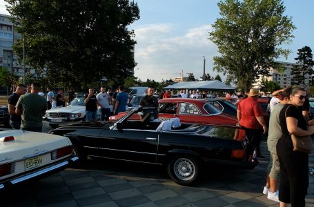 Mbi pesëdhjetë vetura “Old Timer” nga të gjitha trevat shqiptare u ekspozuan në Gjakovë
