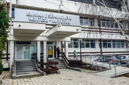 Vdesin dy pacientë në Klinikën Infektive, të njëjtit ishin të prekur edhe nga COVID-19