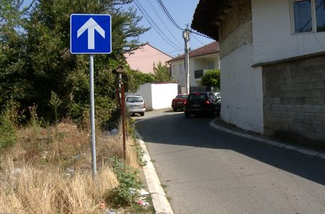 Në rrugën “Tahir Efendija” lejohet vetëm qarkullimi një kahor, por veturat lëvizin në të dy kahjet