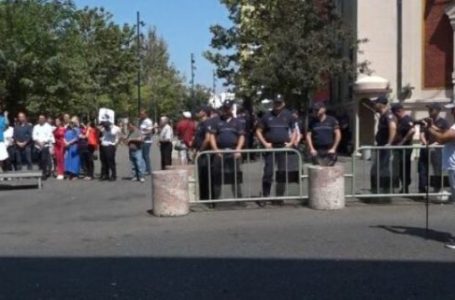 Nis protesta e opozitës para bashkisë së Tiranës
