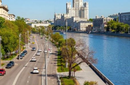 Rihapen aeroportet në Moskë pas sulmit ukrainas