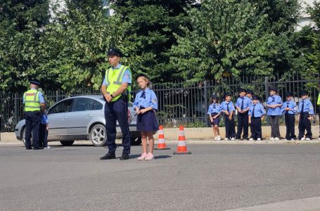 Fëmijë me uniforma të policisë “drejtojnë” komunikacionin në Gjakovë