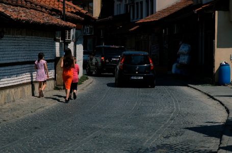 Banorët e rrugës “Qazim Bakalli” për sigurinë e tyre kërkojnë ndalimin e qarkullimit të automjeteve