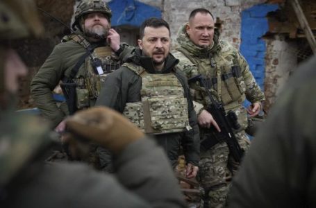 Zelensky e pranon se trupat ukrainase po kryejnë ofensivë në Rusi