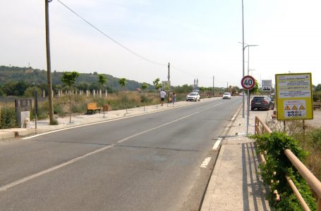 Zgjerimi i rrugës “Martirët e Kombit” lë një urë të papërshtatshme për vozitësit