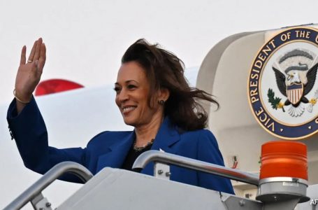 Harris mbërrin në Çikago për konventën e Demokratëve