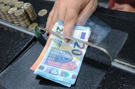 Këmbimi valutor, ja me sa shiten e blihen euro dhe dollari