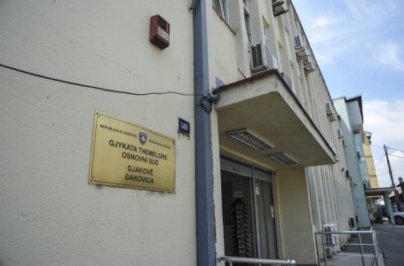 Një muaj paraburgim ndaj dy personave që sulmuan zyrtarët policorë në Gjakovë