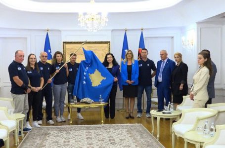 Osmani ia dorëzon flamurin Grevist Bytyqit, atletit që do ta përfaqësojë Kosovën në Lojërat Paralimpike