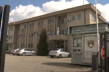 Hedh lëndë djegëse në veturat e policisë në Gjakovë, arrestohet i dyshuari