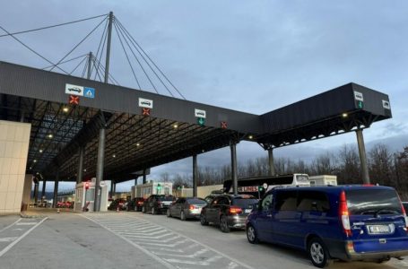 Kolona të gjata në Merdare, deri në tri orë pritje për të dalë nga Kosova