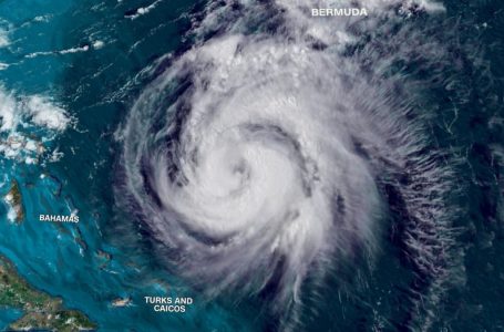 Uragani Ernesto dobësohet, por ende i rrezikshëm, pasi mbyllet në Bermuda
