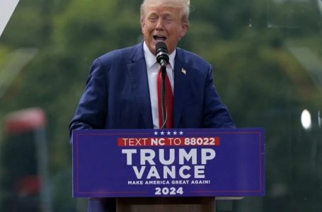 VIDEO/ Trump i rrethuar me xham antiplumb në tubimin e parë që nga atentati